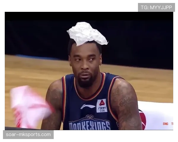 辛德胡训练完直接啃冰块降温，这自律狠人连喝水都算卡路里？